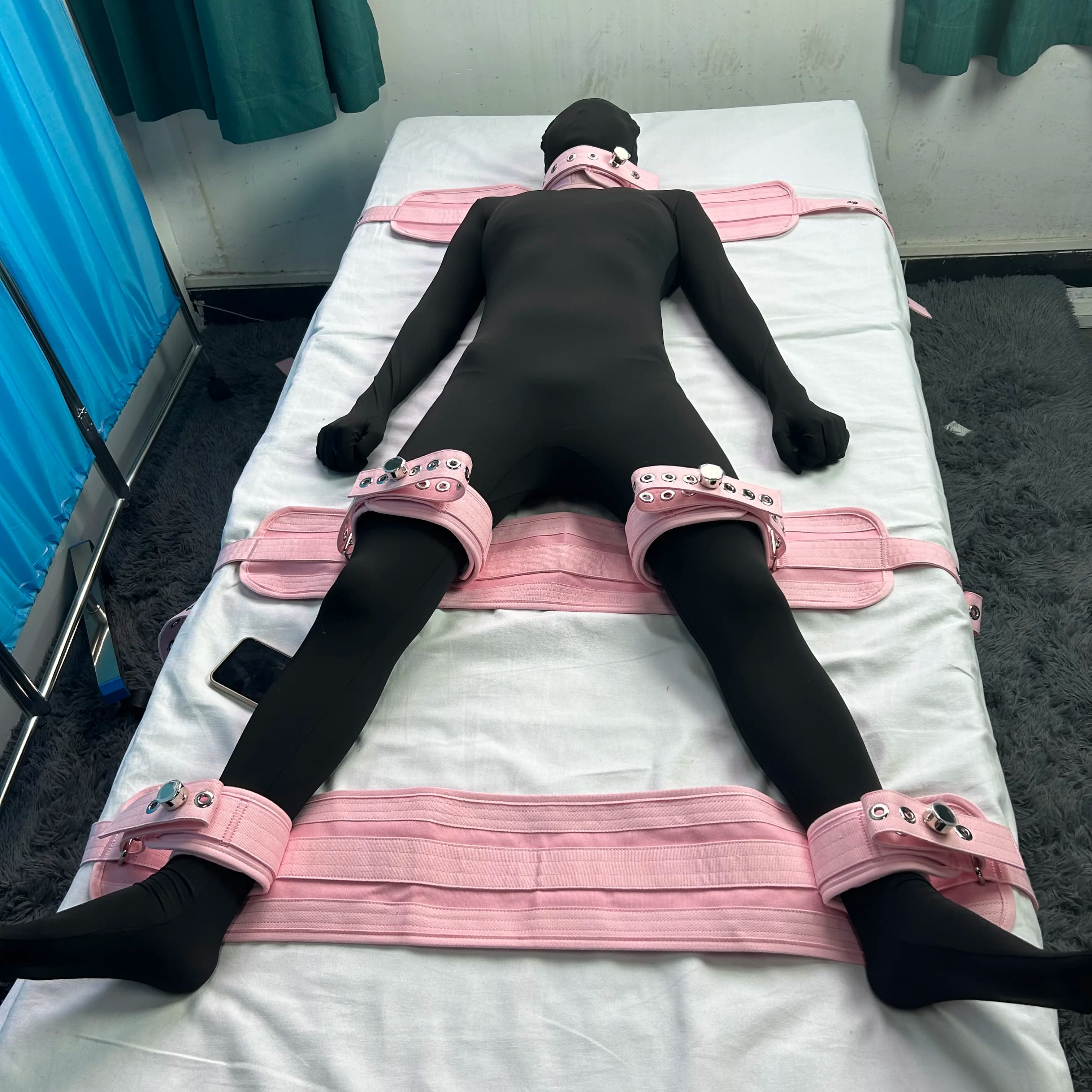 Set professionale di ritenuta medica a 5 punti per pazienti agitati | Cinghie per testa, coscia, chiusura alla caviglia con serrature magnetiche rosa