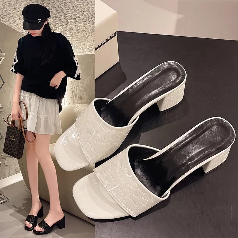 Pantofole da donna con tacco alto nel 2025, nuovo stile europeo e americano, punta quadrata taglie forti, sandali con tacco spesso a una linea