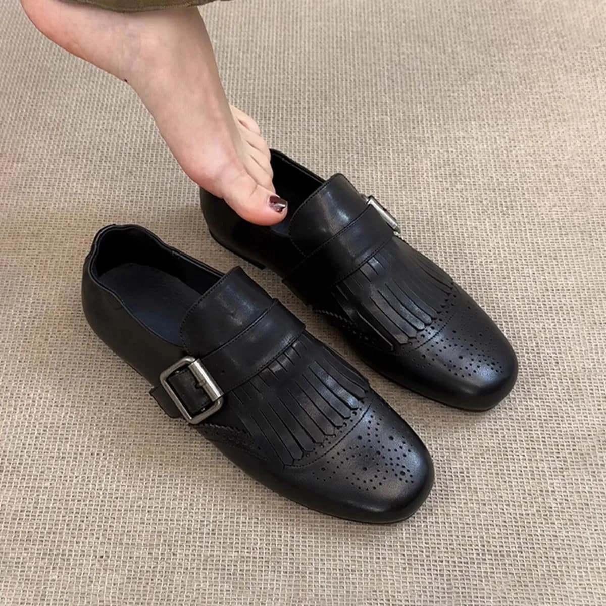 Scarpe singole Fangtou Lefu da donna, nuova edizione 2026, con fibbia e nappa in velluto caldo, scarpe in pelle piccole
