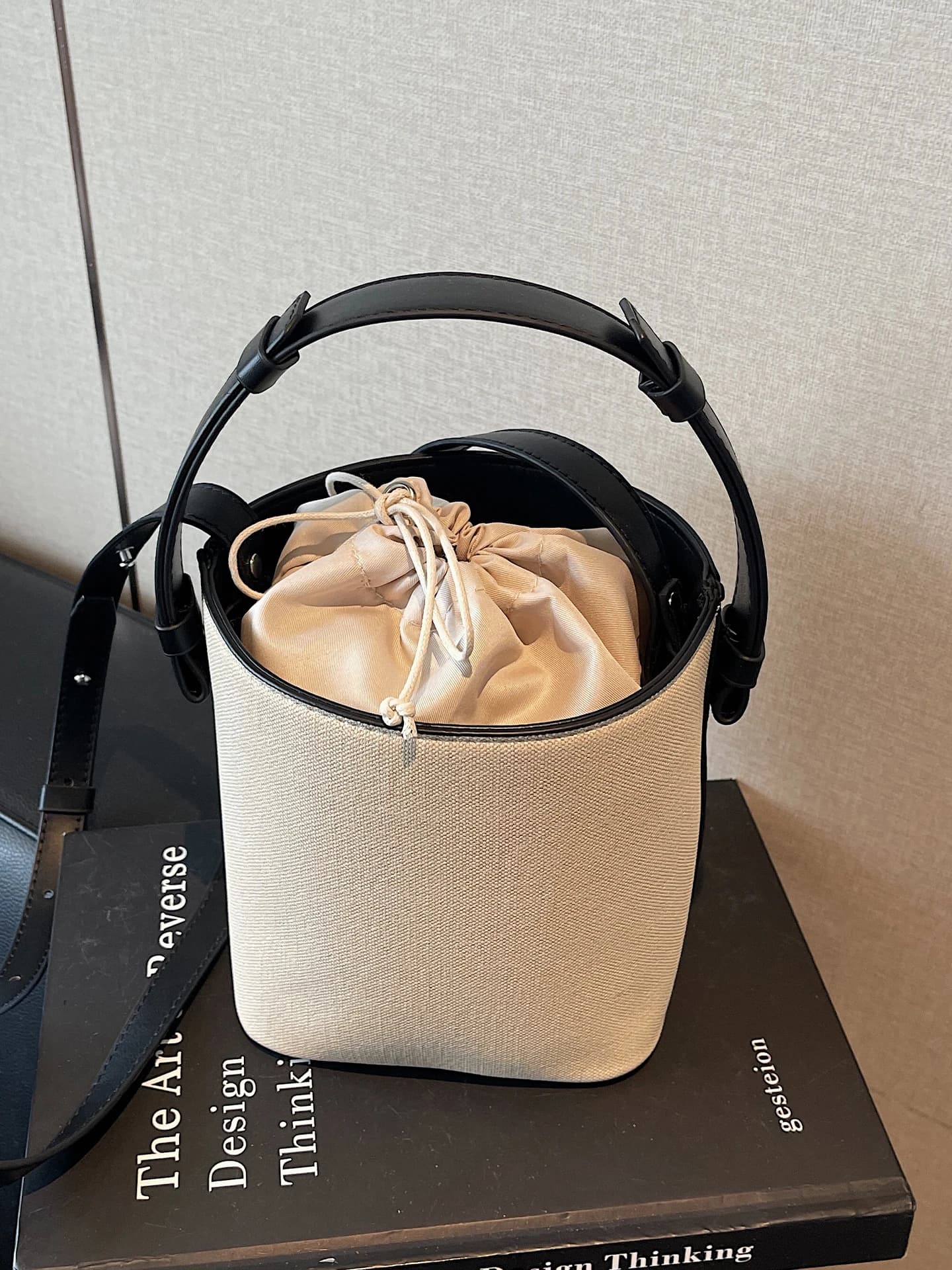 Borsa a Tracolla a Forma di Secchio alla Moda per Donne, Stile Casual e Semplice, Impermeabile in Poliestere, Contiene il 99% dei Telefoni