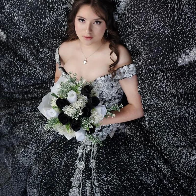 Abiti neri semplici e brillanti con spalle scoperte, decorazioni in cristallo e fiori 3D, coda lunga, Vestido De 15 Quinceanera personalizzabile