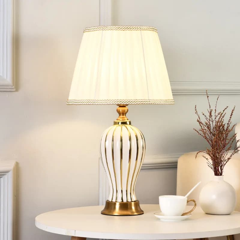 Lampada da scrivania postmoderna di lusso leggera, lampada da comodino per camera da letto del soggiorno, gol nuziale europeo semplice e caldo
