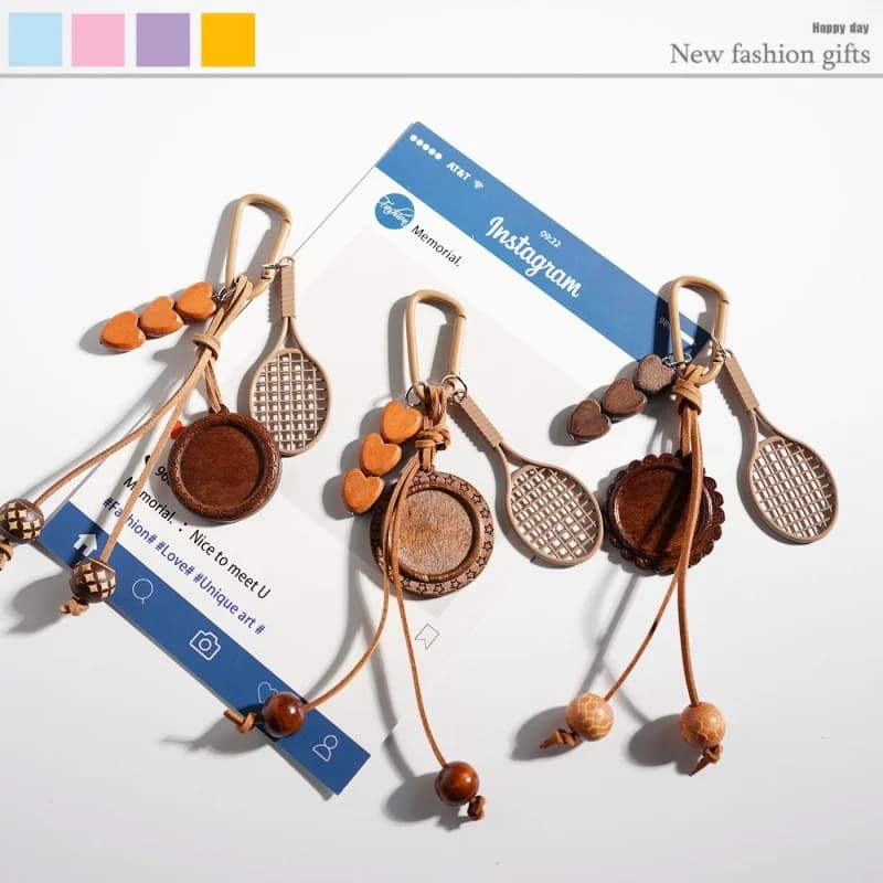 Portachiavi Mini Racchetta da Tennis, Elegante Portachiavi in Legno a Forma di Pallina da Tennis per Amanti dello Sport (3 Stili)