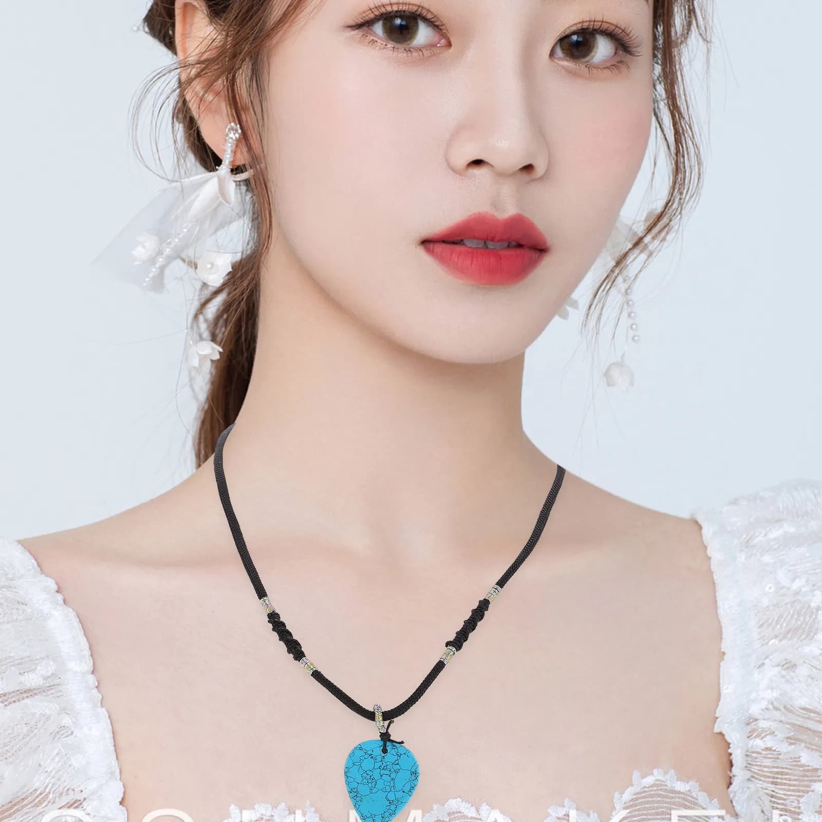 Collana con Ciondolo a Forma di Plettro, Elegante Gioiello Musicale Versatile Compatibile con Chitarra Acustica, Elettrica e Ukulele, Regalo Elegante per Chitarristi