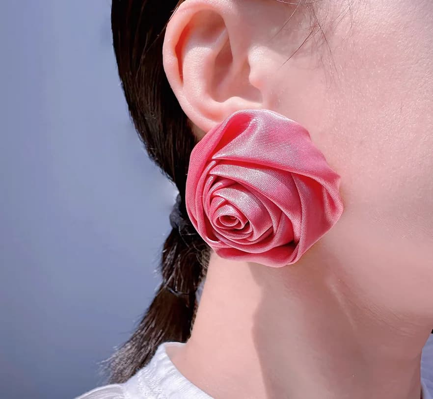 Orecchini stereo rosa rosa in tessuto satinato fatti a mano, collana girocollo con abito in oro e argento