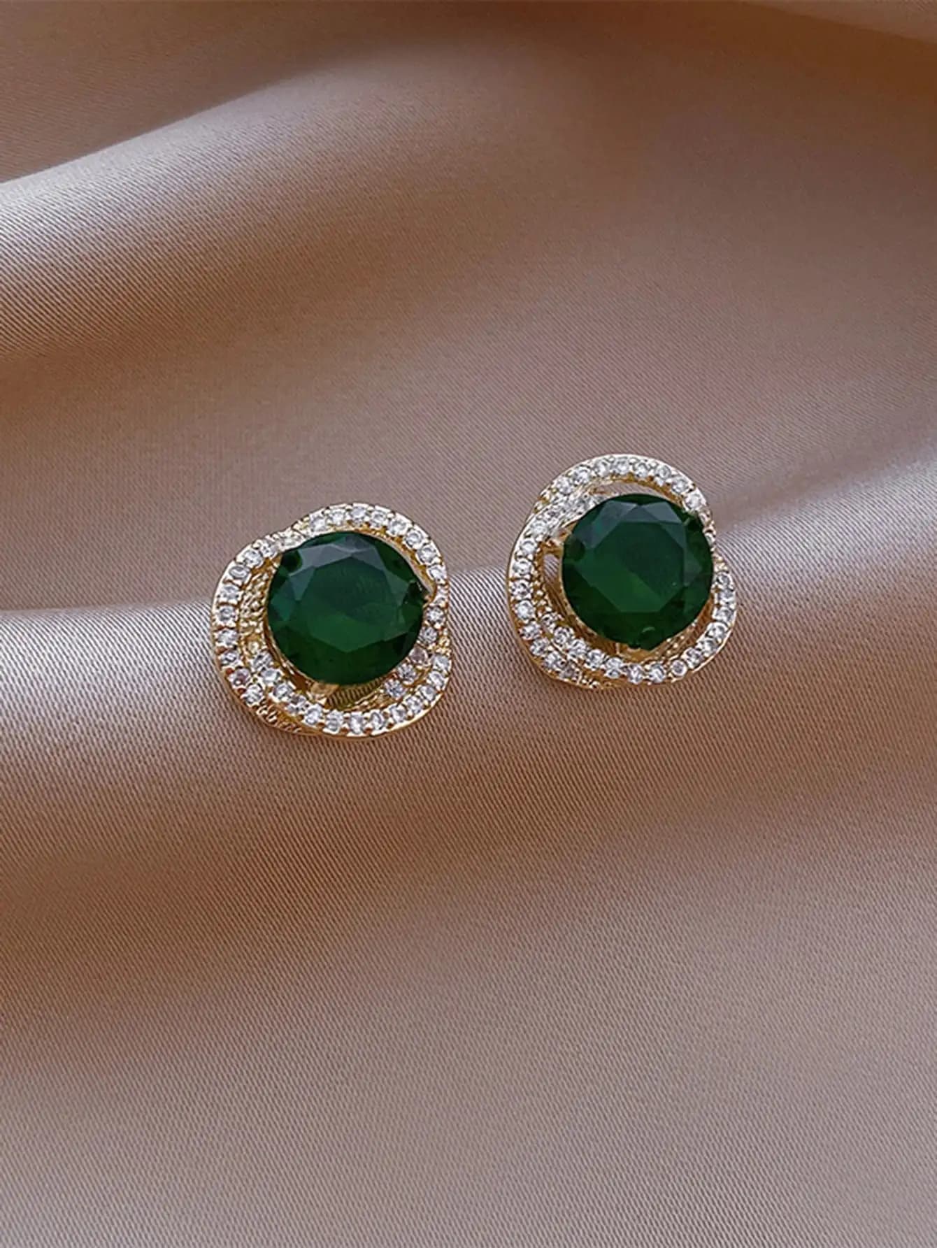 Eleganti Orecchini a Perno con Gemma Verde Rotonda e Bordo a Doppio Strato di Strass Scintillanti