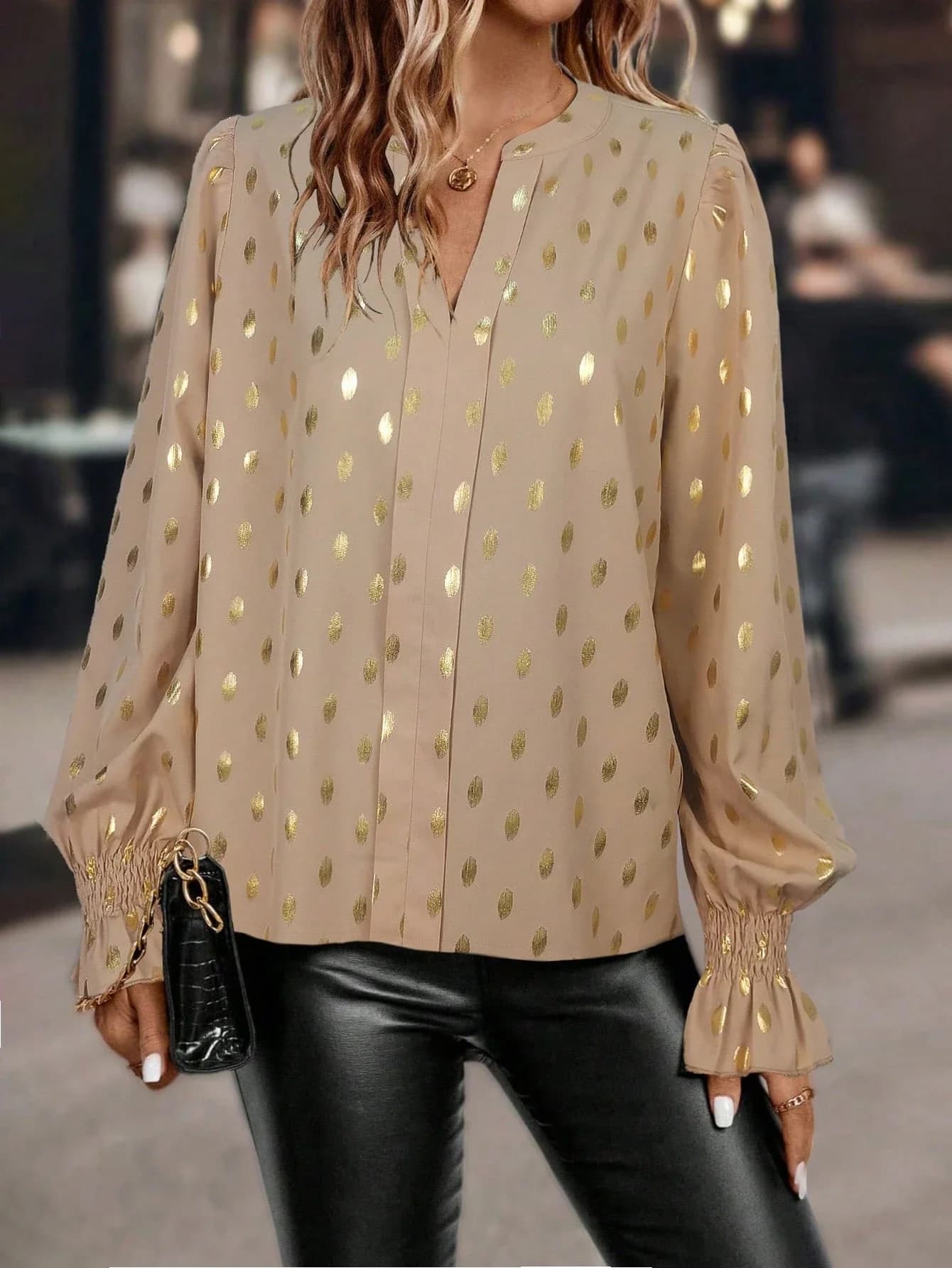 Elegante camicetta a maniche lunghe con colletto dentellato a pois
