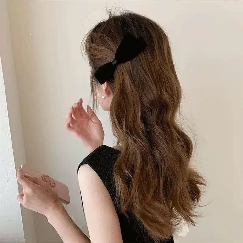 Elegant hair clip with black suede bow: a classic and versatile hair accessory for women and girls