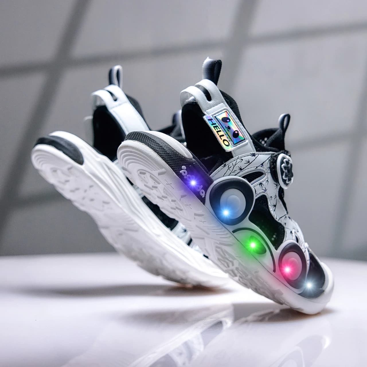 Sandali per bambini con disegno di panda, luminosi, per ragazzi e ragazze, con punta chiusa, anti-collisione, sportivi, con cinturino regolabile in velcro, antiscivolo