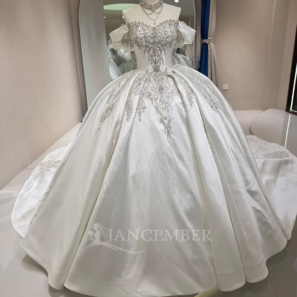 Abito da sposa da spiaggia a prezzi accessibili 2025 Abito da ballo scoop con perline in raso Abito da sposa con lacci sul retro Principessa Vestido de Noiva personalizzato
