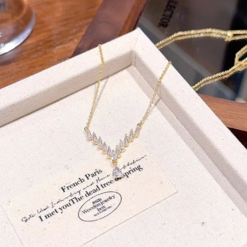 Collana a Goccia d'Acqua di Tendenza, Gioielli con Zirconi Naturali, Lusso Leggero, Stile Raffinato, Catena Versatile per la Clavicola, Alla Moda