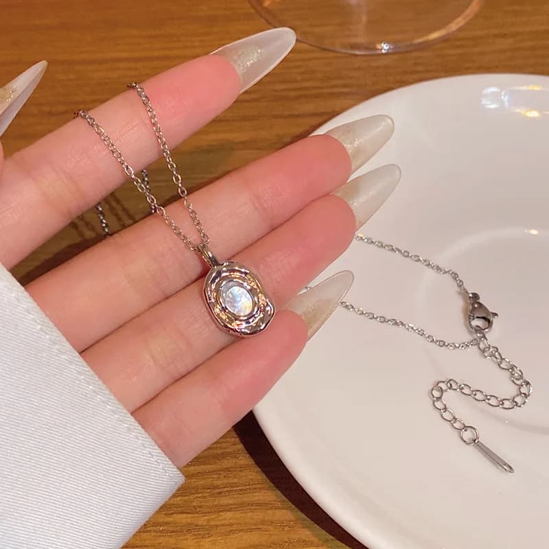 Collana da donna in acciaio al titanio con zirconi ultra lucidi di fascia alta, stile di nicchia versatile, catena con clavicola in argento, nuovo accessorio alla moda