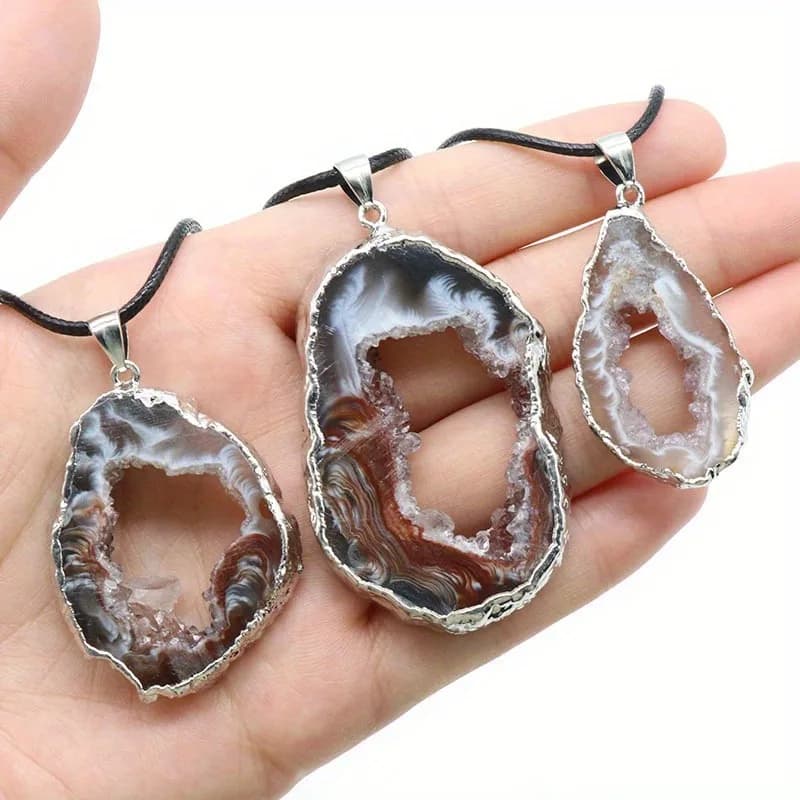 Collana con ciondolo in cristallo di Geode di agata naturale per le donne cristallo di guarigione di gioielli con pendolo di quarzo di agata minerale grezza irregolare