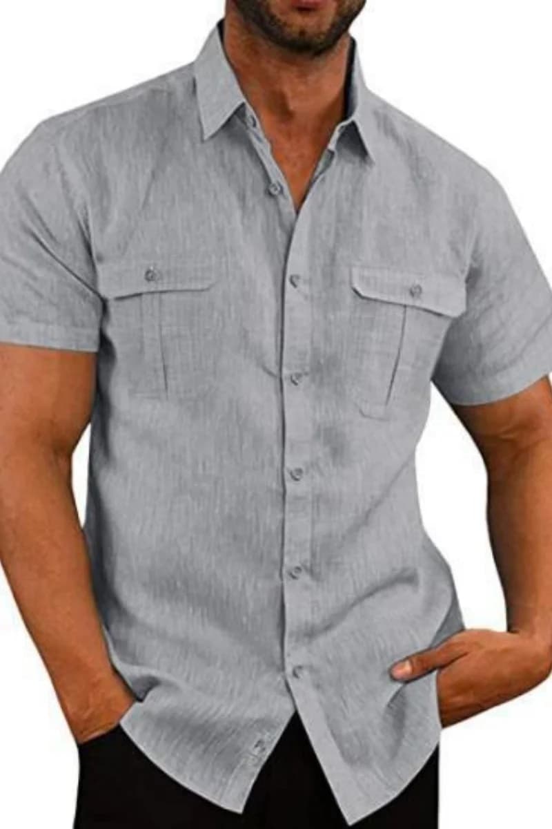 Camicia da uomo a maniche corte in misto lino con bottoni, doppie tasche sul petto e colletto classico per un look casual estivo
