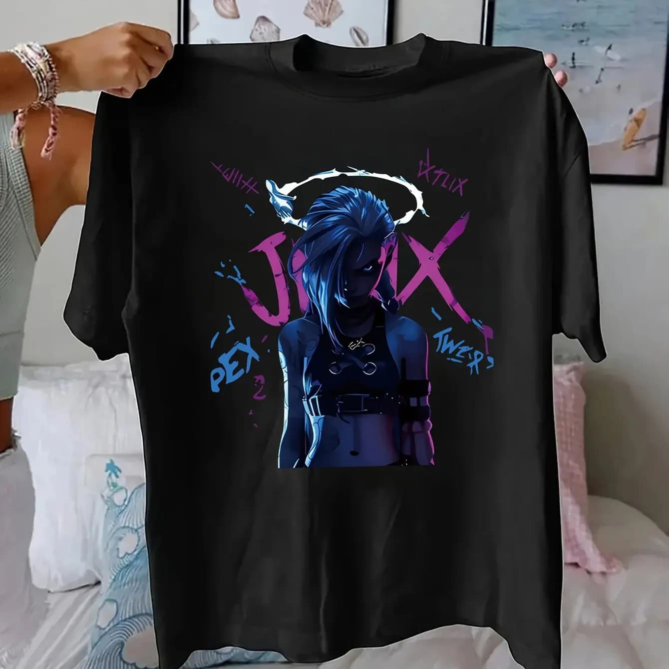 T-shirt personaggio Jinx stile cartone animato con colori al neon adatta per gli appassionati di anime e giochi, regalo di festa, moda casual, versatile