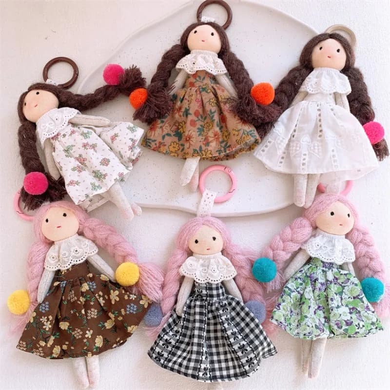 Ciondolo Borsa Bambola Intrecciata Carina, Portachiavi con Vestito Floreale per Bambina, Peluche Imbottito, Adorabile Ornamento da Appendere allo Zaino