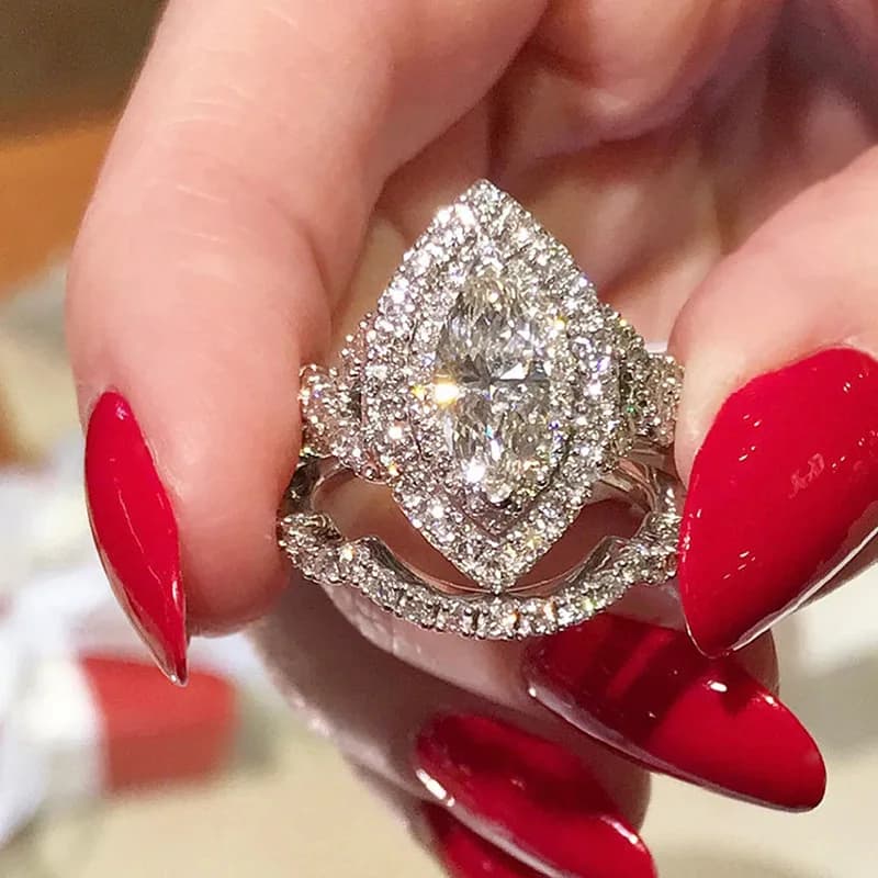 Anello accoppiato con sensazione di fascia alta in stile lusso leggero con design geometrico a forma di occhio di cavallo femminile, anello lucido, accessori di gioielli popolari