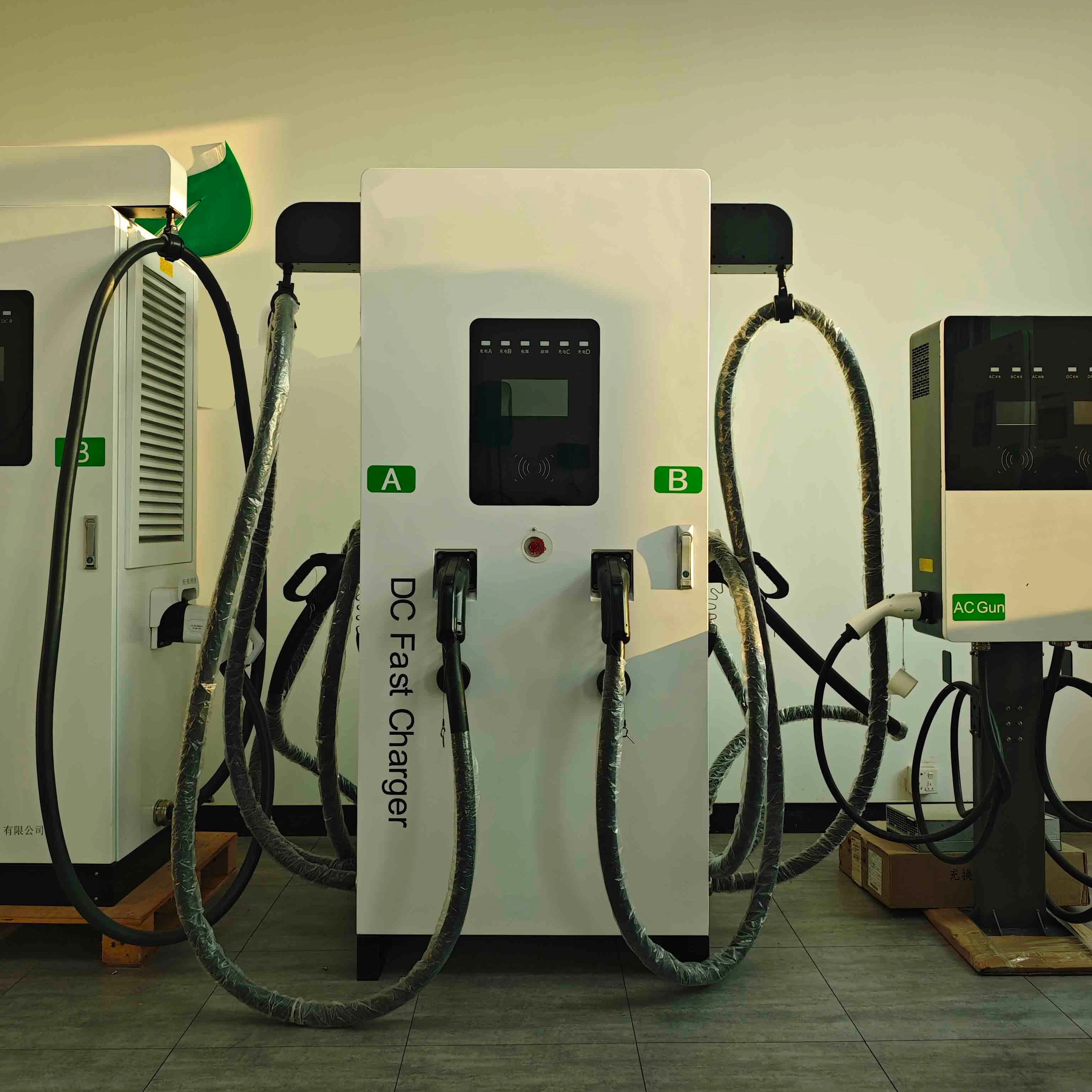 Caricatore CCS CC da 320 kW Stazione di ricarica Ev Doppi connettori CC Caricatore rapido per auto elettriche