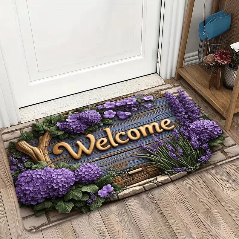 Tappeto di benvenuto color lavanda adatto sia per esterni che per interni, con fiori viola e piante verdi all'ingresso per uso esterno.