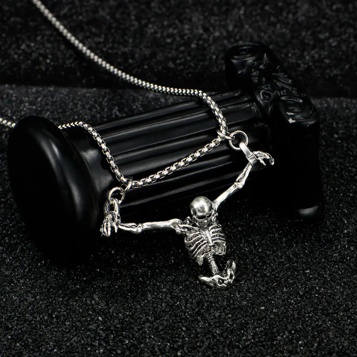 Collana con ciondolo scheletro gotico scuro Collana di Halloween con catena girocollo scheletro vintage in lega punk hip-hop