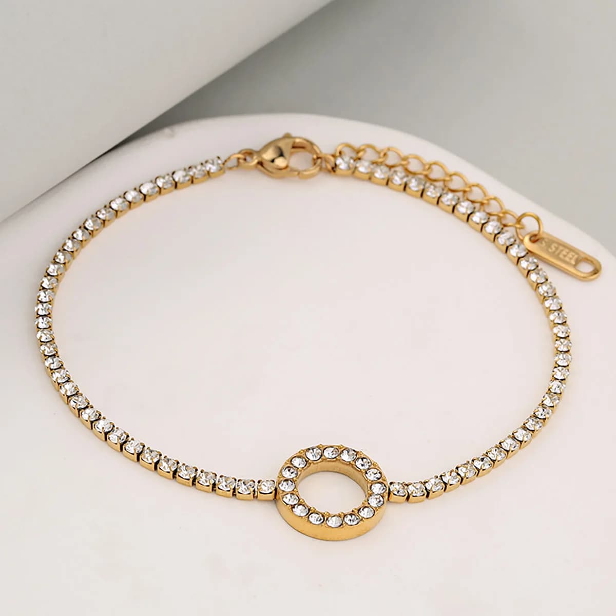 Stainless steel chain bracelet with minimalist texture, light luxury, circle design with diamonds, for woman, versatile and elegant.