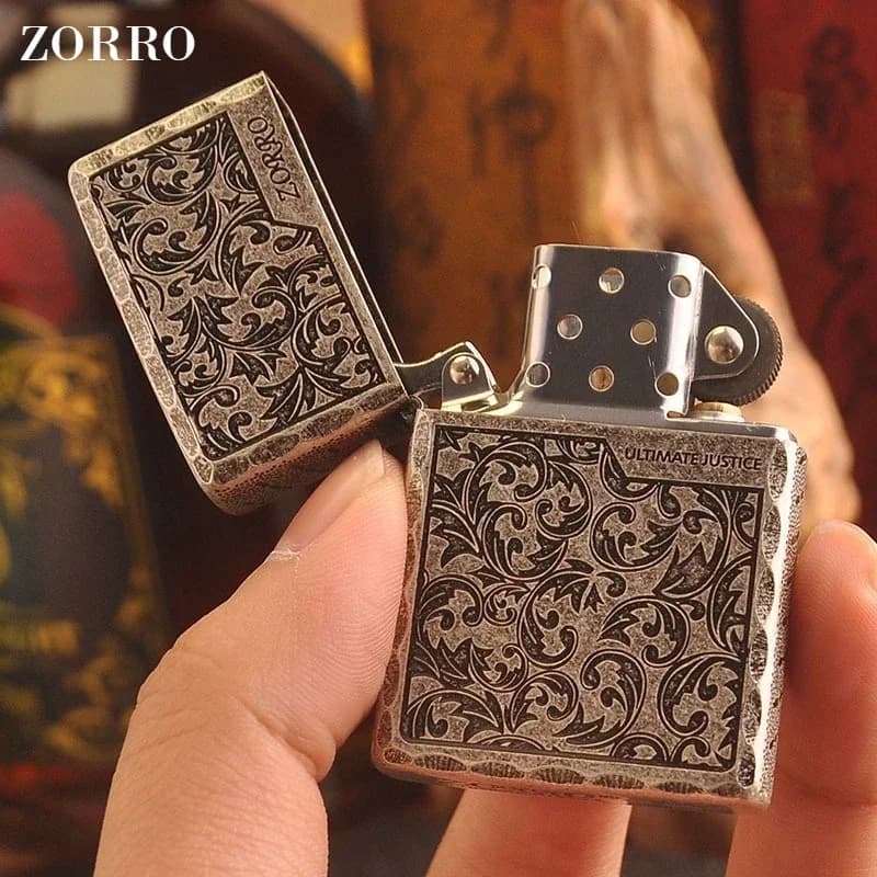 Accendino antivento ZORRO vintage in ottone a cherosene, con finitura argento antico e raffinata incisione a rilievo, accendino da uomo di alta gamma, idea regalo.