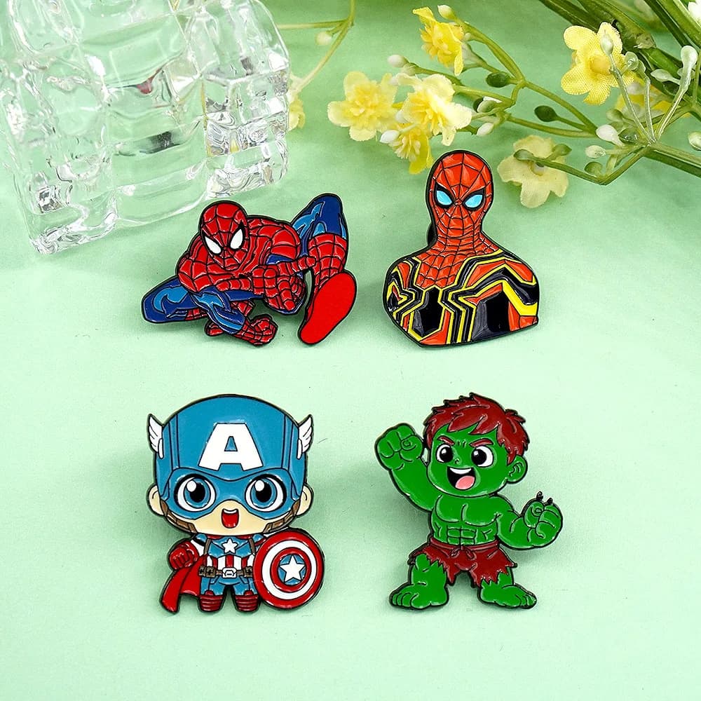 4 Pezzi Spille Smaltate Avengers Marvel Supereroi, distintivi da bavero simpatici di Spider-Man, Capitan America, Hulk per Borse, Giacche, Regalo per i Fan