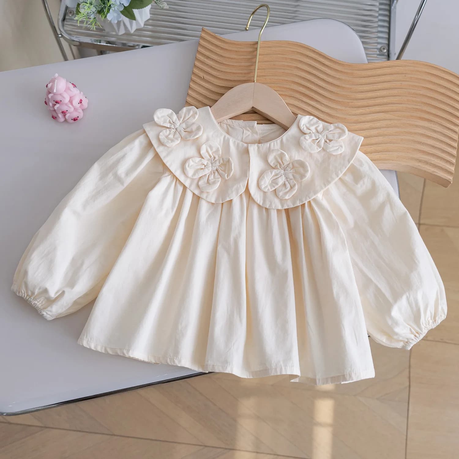 Camicia a maniche lunghe con fiori per ragazze beige dolce Colletto per bambola primaverile Camicetta ampia stile coreano Top per bambina