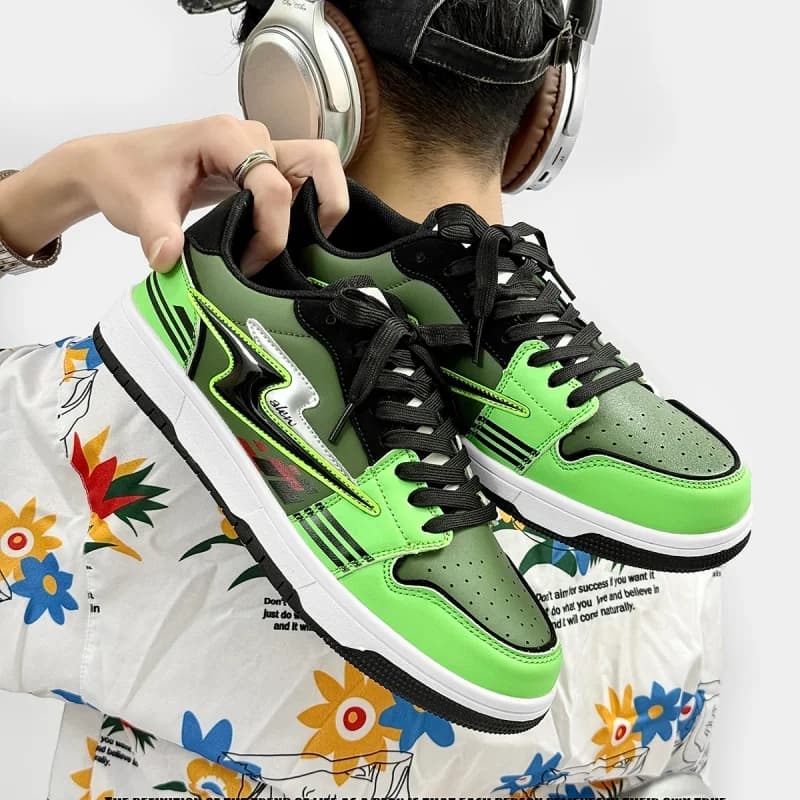 Unisex Couple Lightning Bolt Low Top Skate Shoes Breathable Lightweight Non Slip Casual Street Sneakers