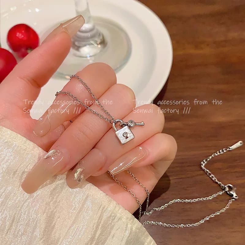 Collana in acciaio al titanio con ciondolo con serratura a chiave stile Ins per donna, fascia alta, semplice, versatile, accessorio per catena clavicola alla moda all'ingrosso