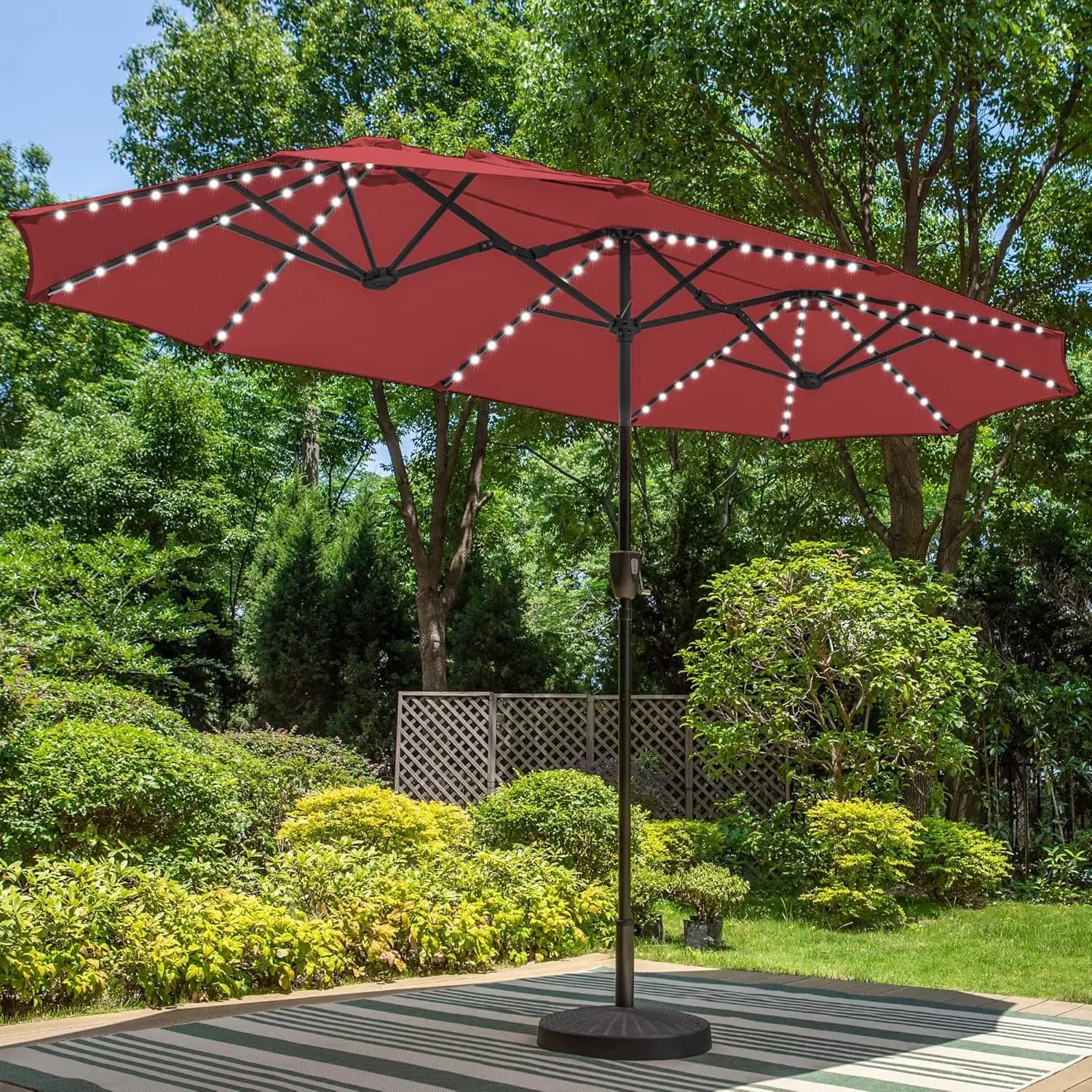 Ombrellone da patio solare a LED da 13 piedi con luci che cambiano colore, design rettangolare a tre teste, manovella, rosso scuro