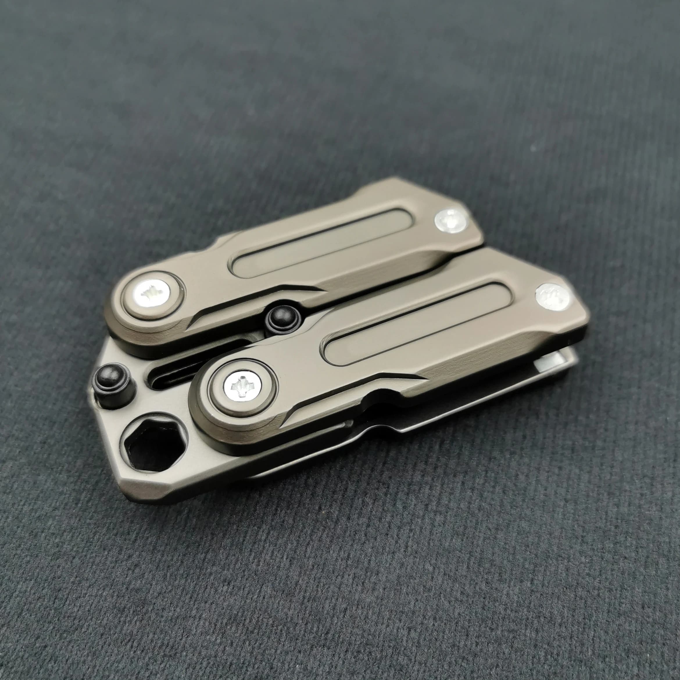 Moneta magnetica Fidget EDC Giocattolo di decompressione per adulti Ansia e sollievo dallo stress Piede di porco multifunzionale Fidget Slider Spinner Regalo