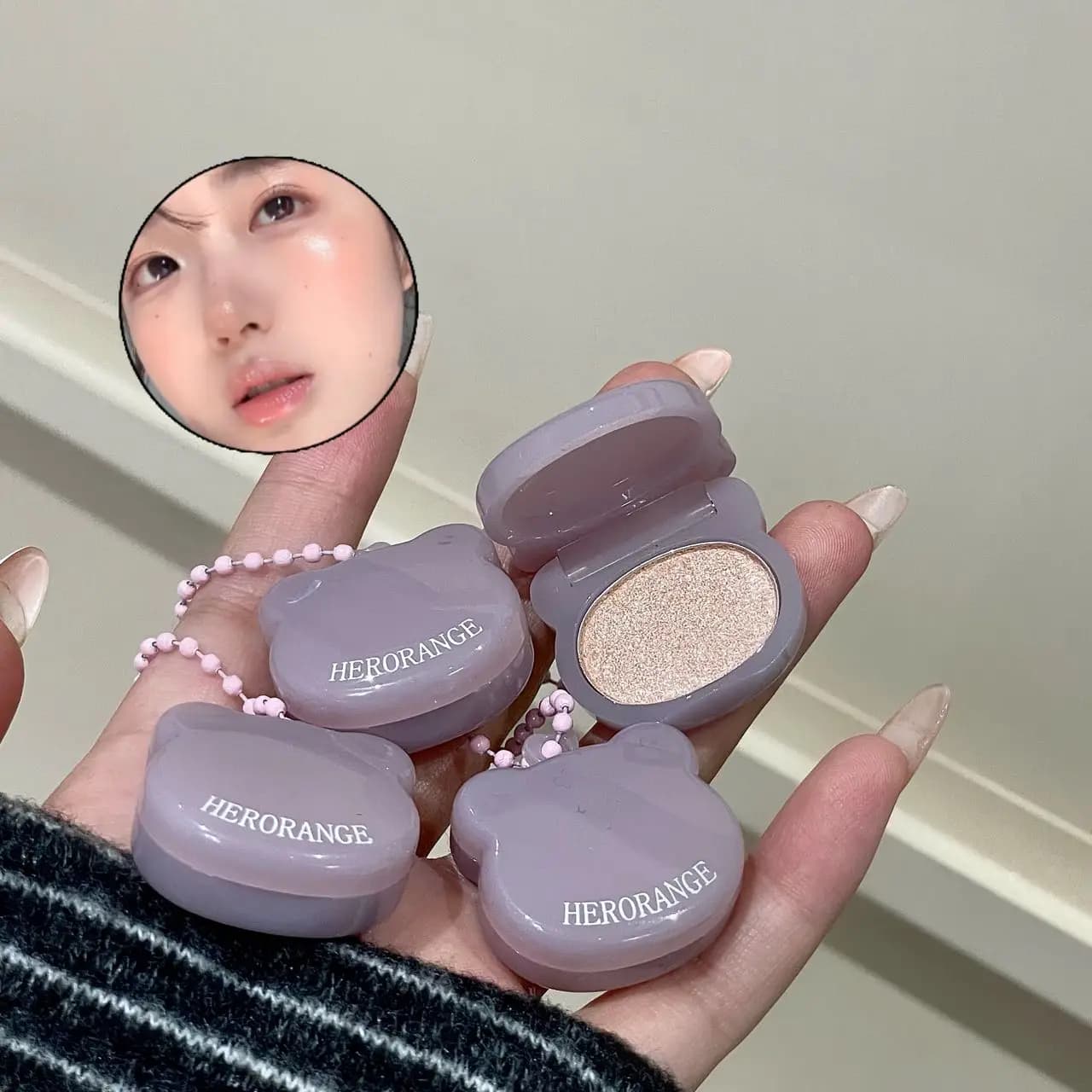 Palette di ombretti Herorange Purple Charm Highlight con una texture viola dall'aspetto fatale, brillantezza di diamante fine, trasparenza perlescente, texture in polvere fine, facile da applicare, non sbiadisce, lunga durata, colore naturale, adatta alle principianti, adatta per appuntamenti, feste, trucco da festival, trucco da palcoscenico, per gli appassionati di trucco a prezzi accessibili.