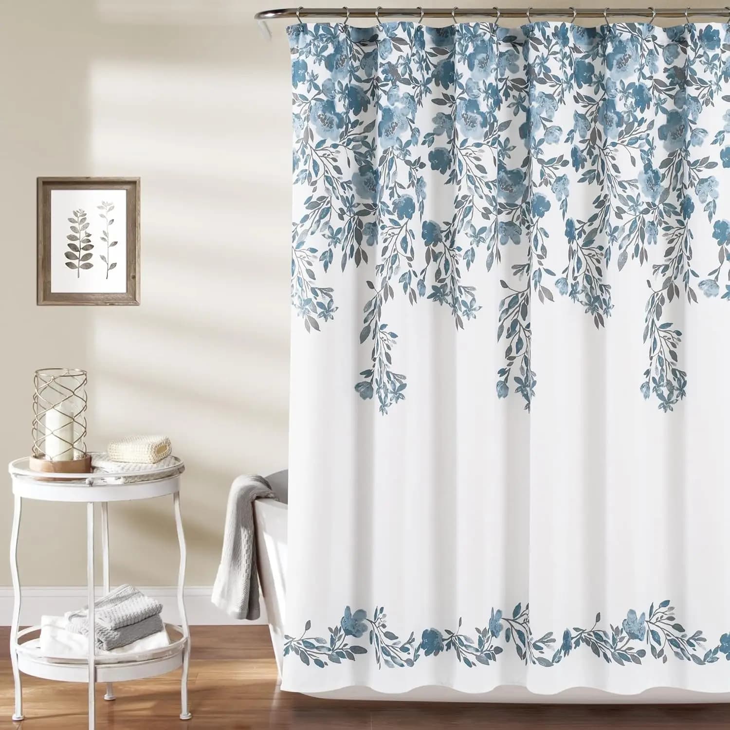 Tenda da doccia Tanisha con decorazioni lussureggianti, blu e grigio - Stampa di fiori blu chiaro Bellissima ed elegante tenda da doccia floreale moderna
