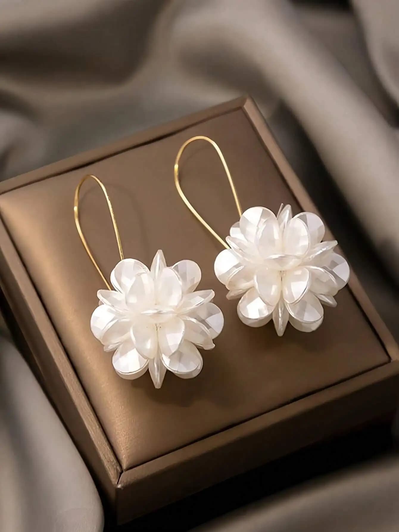 1 paio di orecchini alla moda con petali bianchi, a forma di fiore lungo e con motivo geometrico, adatti per l'uso quotidiano da donna a San Valentino