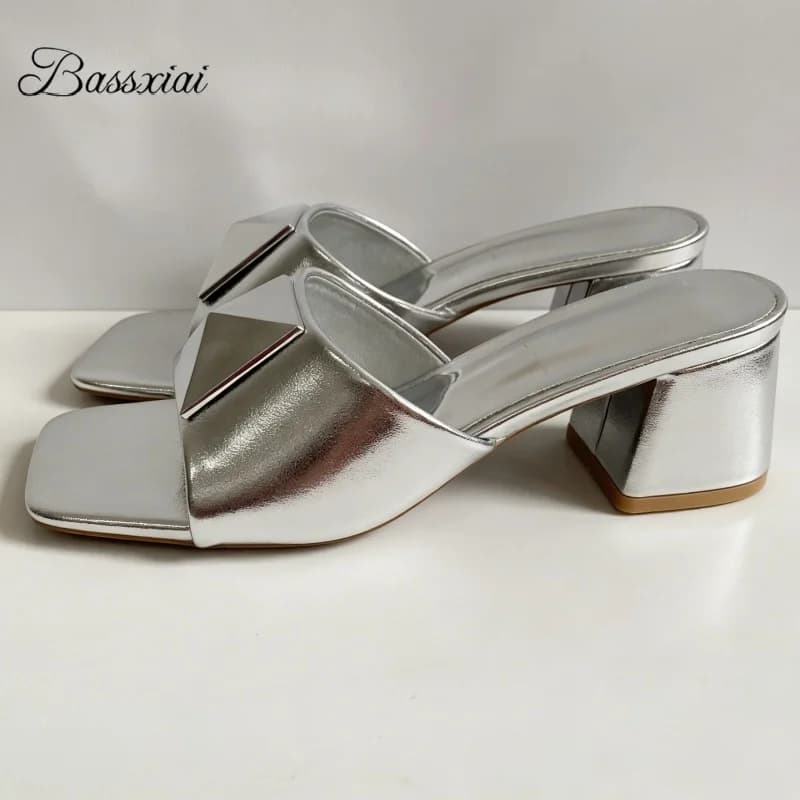 Sandali moderni con decorazioni in rivetti argentati, stile conciso, tacco medio, slingback, mules estive per ragazze.