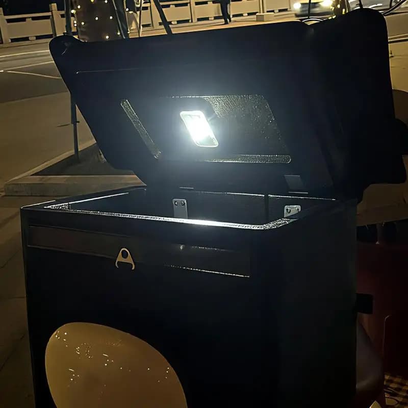Luce LED Anti-Collisione per Bauletto Moto con Sensore Automatico, Lampada di Avvertimento Universale per Locomotive, Portatile per Campeggio all'Aperto