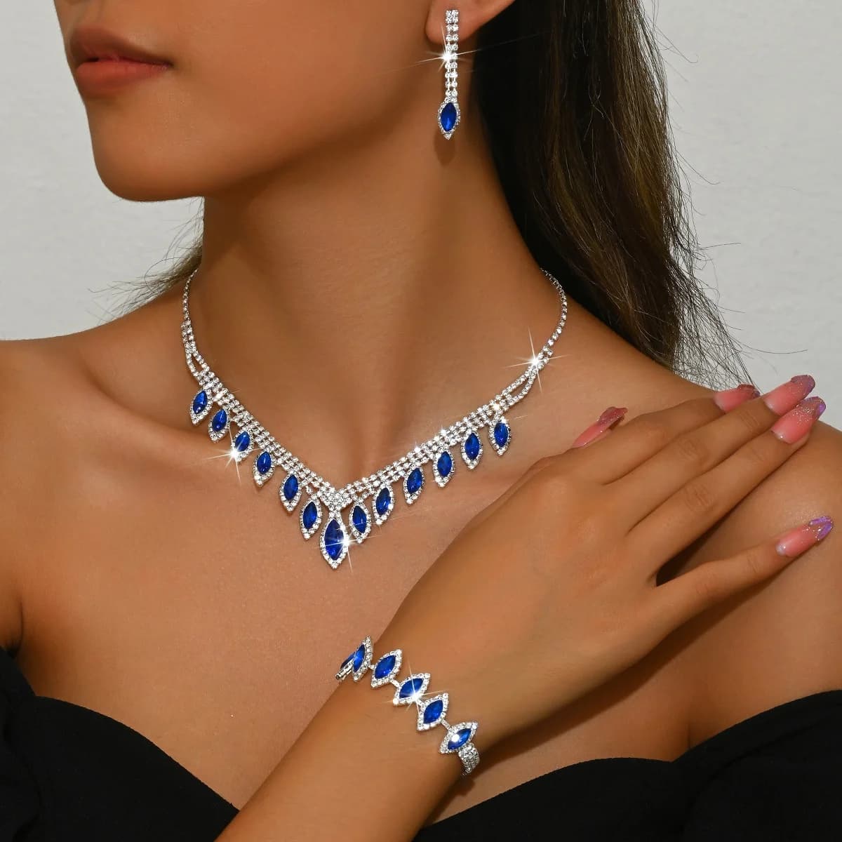 2025 Set di gioielli da sposa dal design alla moda da sposa, collana, orecchini, bracciale, set di tre pezzi adatti per il regalo della festa nuziale