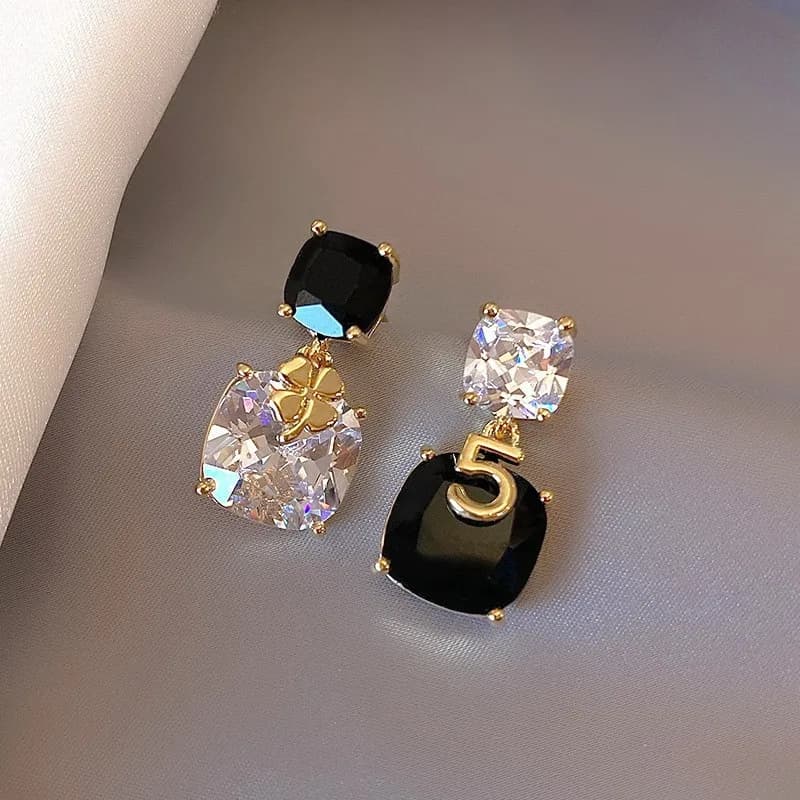 Orecchini a perno quadrati neri asimmetrici, orecchini pendenti popolari tra gli influencer con uno stile elegante e di lusso discreto