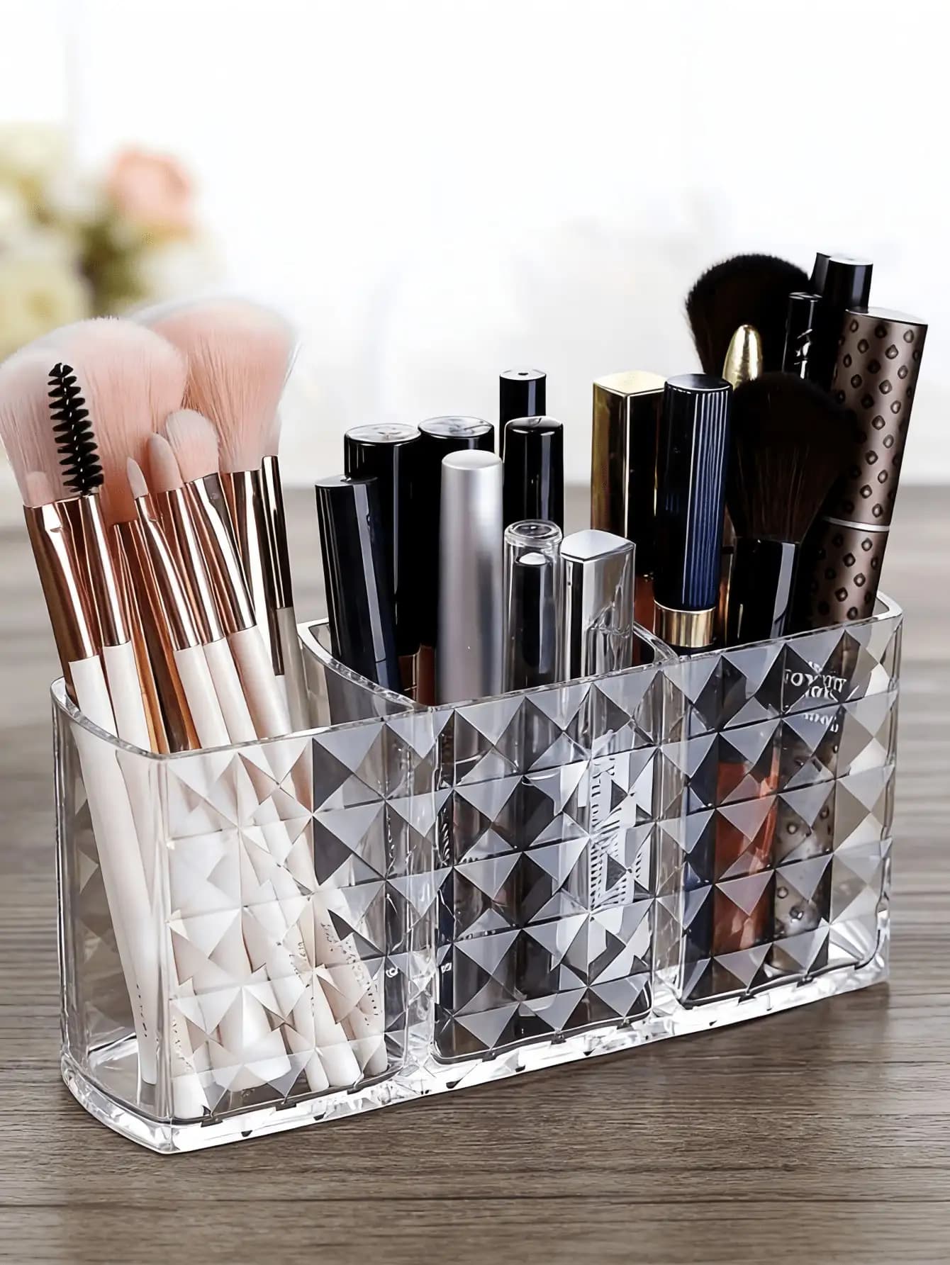 1 organizer per pennelli da trucco; Una scatola porta pennelli da trucco in acrilico con 4 scomparti, ideale per riporre pennelli da trucco, matite per sopracciglia, rossetti e altro ancora sulla toeletta del bagno. La sua texture ondulata lo rende adatto per l'uso in cucina, camera da letto, soggiorno.