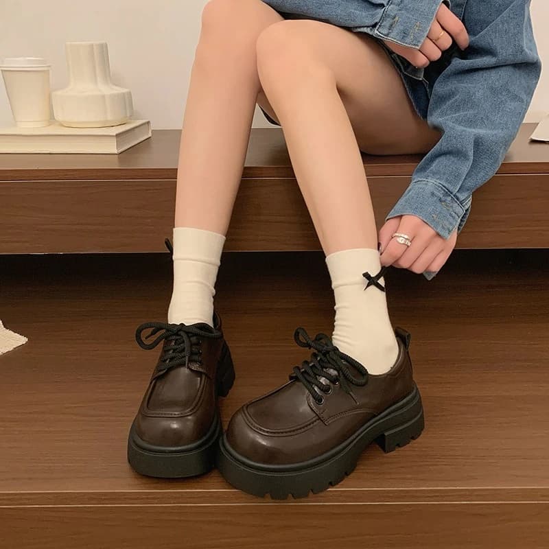 Mocassini da donna con fondo spesso e punta tonda, scarpe casual Mary Jane nere in pelle con lacci, design piatto con plateau, stile britannico