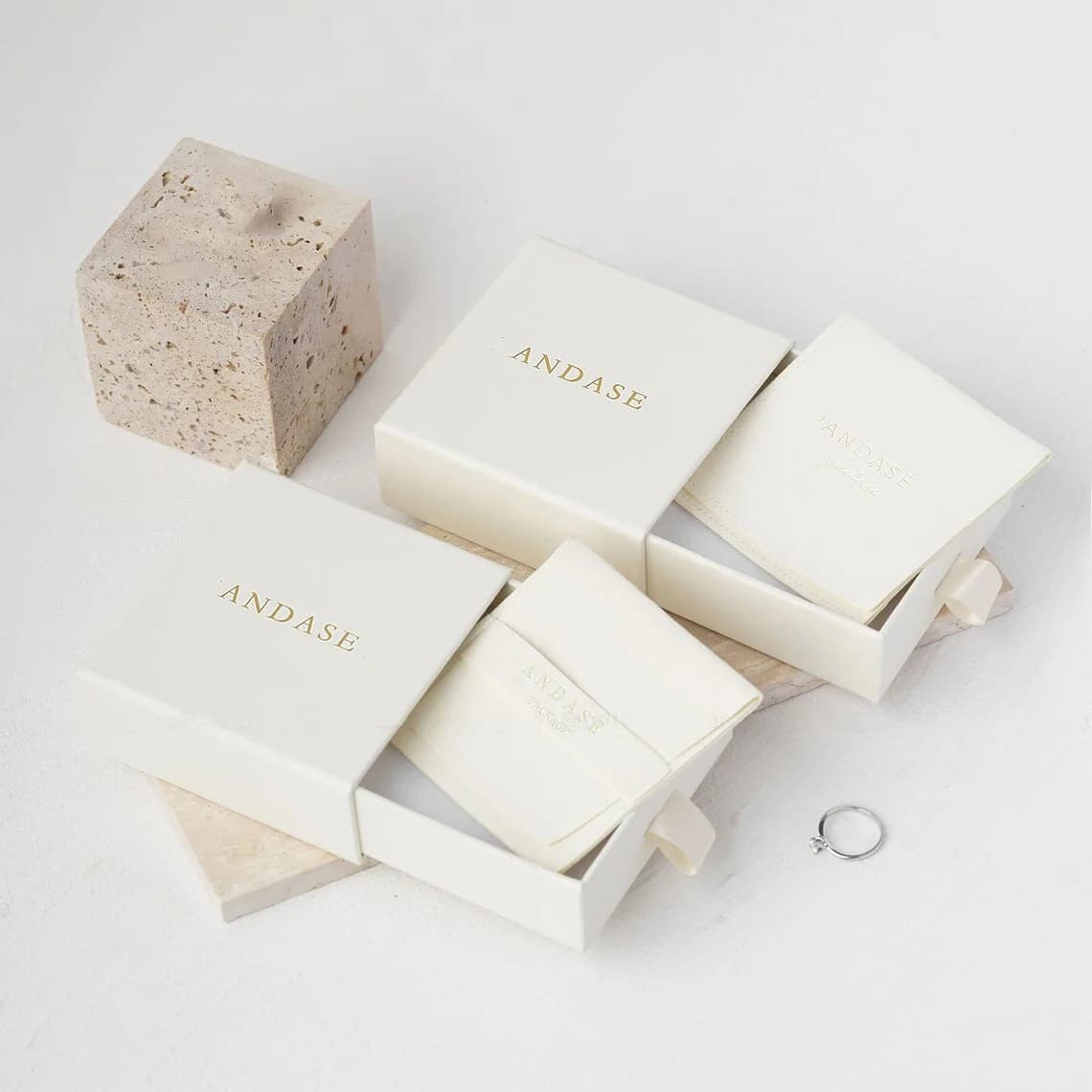 Logo personalizzato Cassetto Scatola per imballaggio di gioielli Borchie Collana Anelli Estraibili Sacchetti regalo in carta kraft in microfibra scamosciata per riporre la polvere