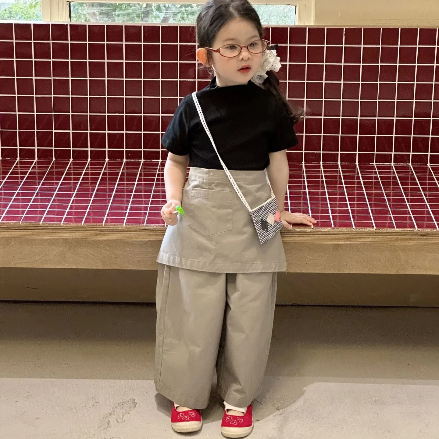 2025 Estate Nuovi bambini Abbigliamento Ragazze coreane Solido collo alto T-shirt a maniche corte T-shirt alla moda per bambini