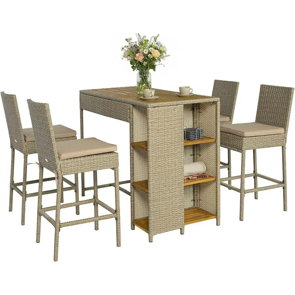 Set da Bar da Esterno a 5 Pezzi con Tavolo Alto in Vimini e Sedie, Scaffali a 3 Livelli, Mobili da Patio in Legno di Acacia, 4 Sgabelli da Bar Imbottiti