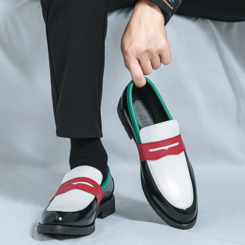 Le scarpe in pelle da uomo in stile britannico sono di tendenza e versatili. Sono mocassini alla moda, multicolori, con suola morbida e traspiranti.