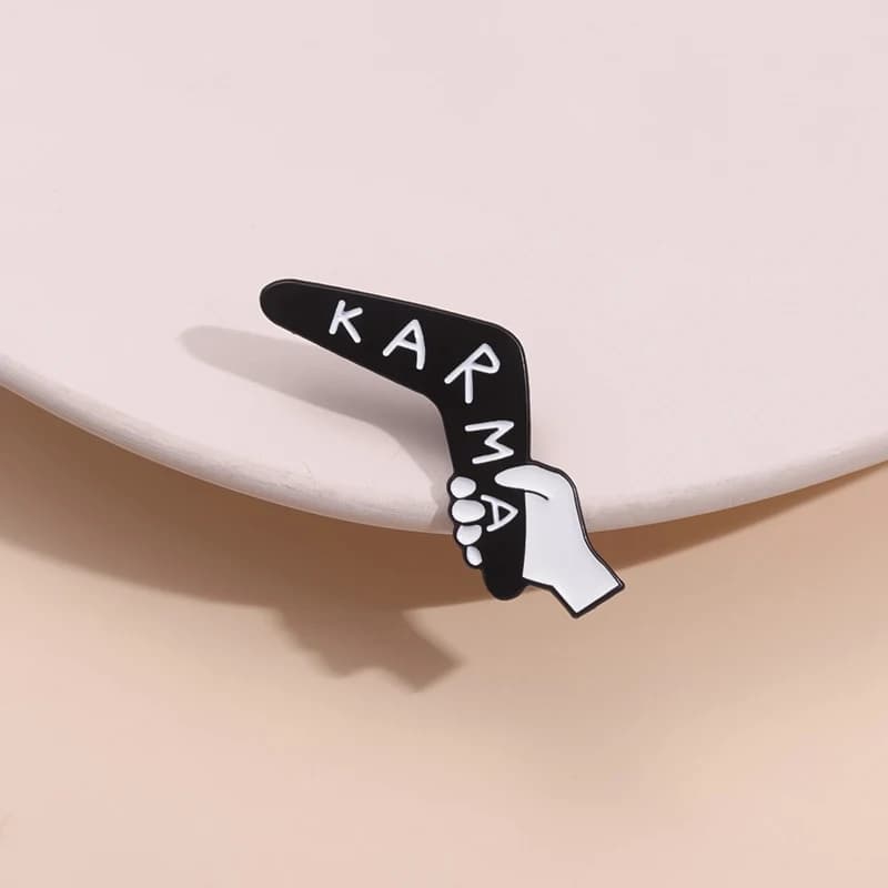 Spille smaltate Karma Terminologia buddista Distintivo Boomerang Zaino Spilla Spille in metallo creativo Fede Gioielli Regalo per gli amici