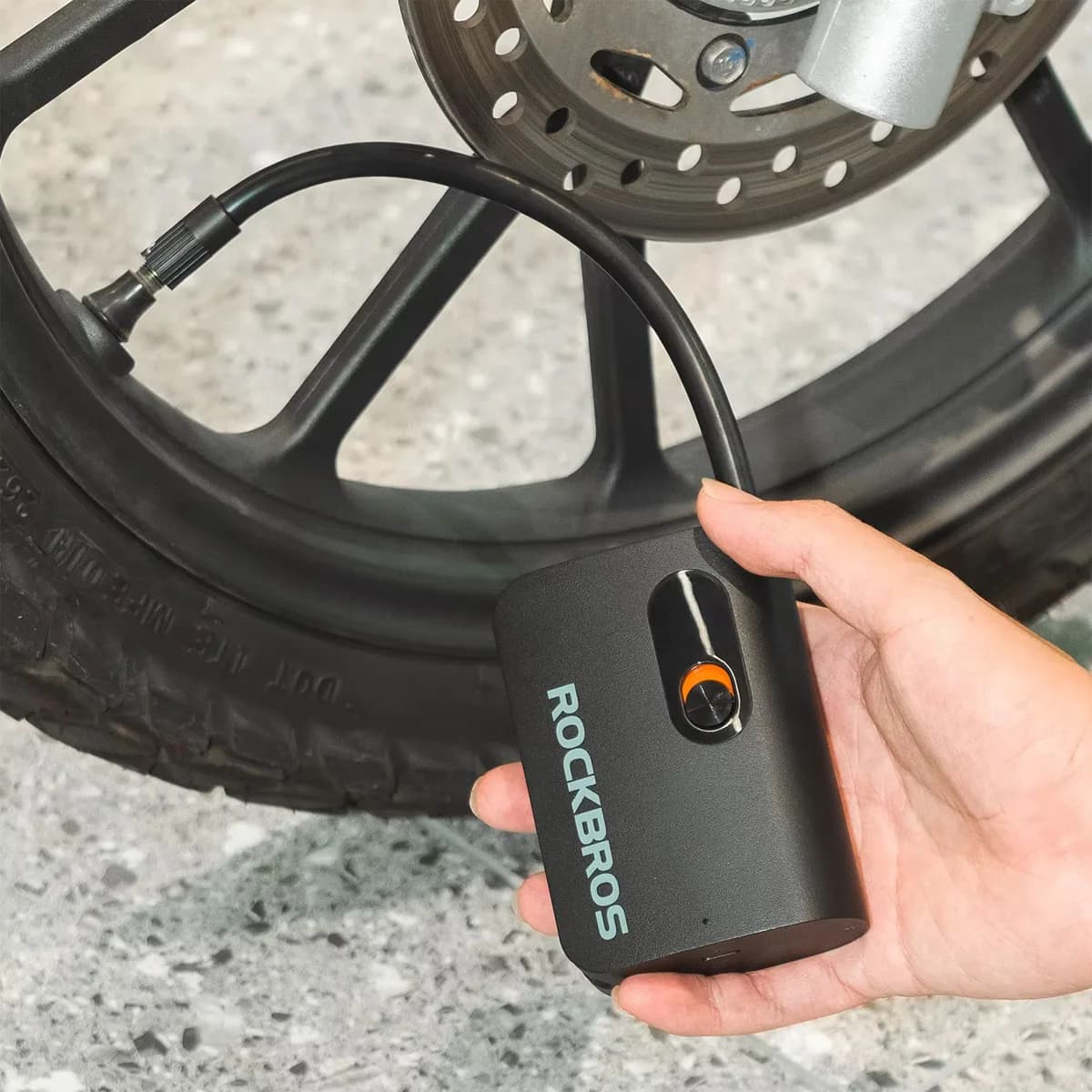 Mini pompa d'aria elettrica per auto carica wireless portatile pompa per auto gonfiatore per pneumatici compressore d'aria adatto per palla per bici da moto per auto