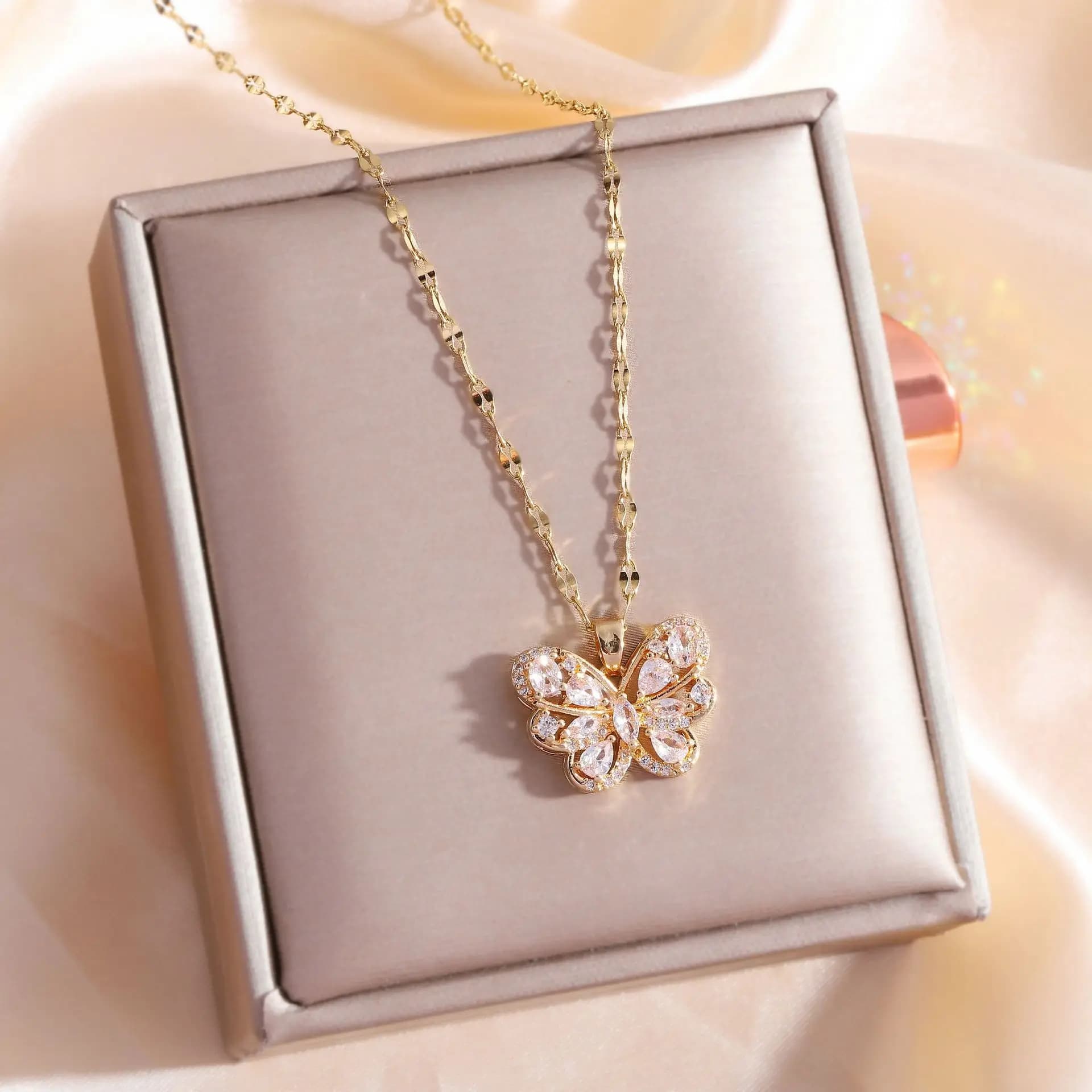 2 pezzi/borsa Collana da donna con pendente a farfalla piena di diamanti in cristallo cavo alla moda, catena con lucchetto in acciaio al titanio