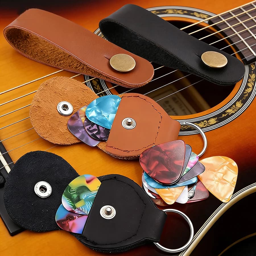 Set di accessori per chitarra: 10 plettri per chitarra lisci da 0,5 mm, 1 borsa portatile in PU e 1 tracolla per chitarra e basso