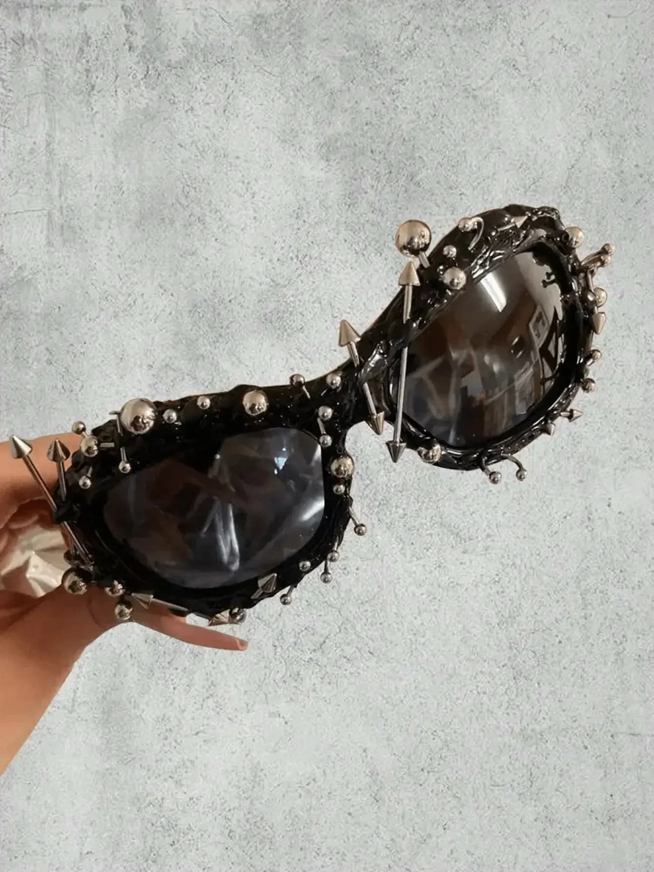 Occhiali Cyberpunk con Rivetti e Dettagli in Resina, Accessori in Metallo, Stile Avant-Garde Personalizzato, Occhiali Y2K da Uomo Adatti per l'Uso Quotidiano